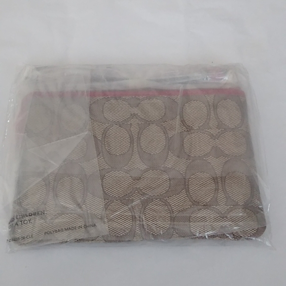 Coach F58033 Outline Signature Corner Zip Wristlet F58033 Khaki/True Red - Picture 5 of 8